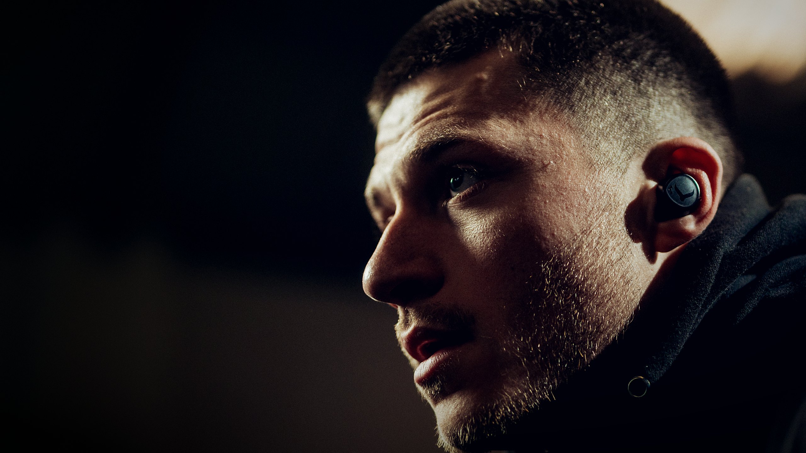 Athlete training wearing a TZ7 Ultra earbud